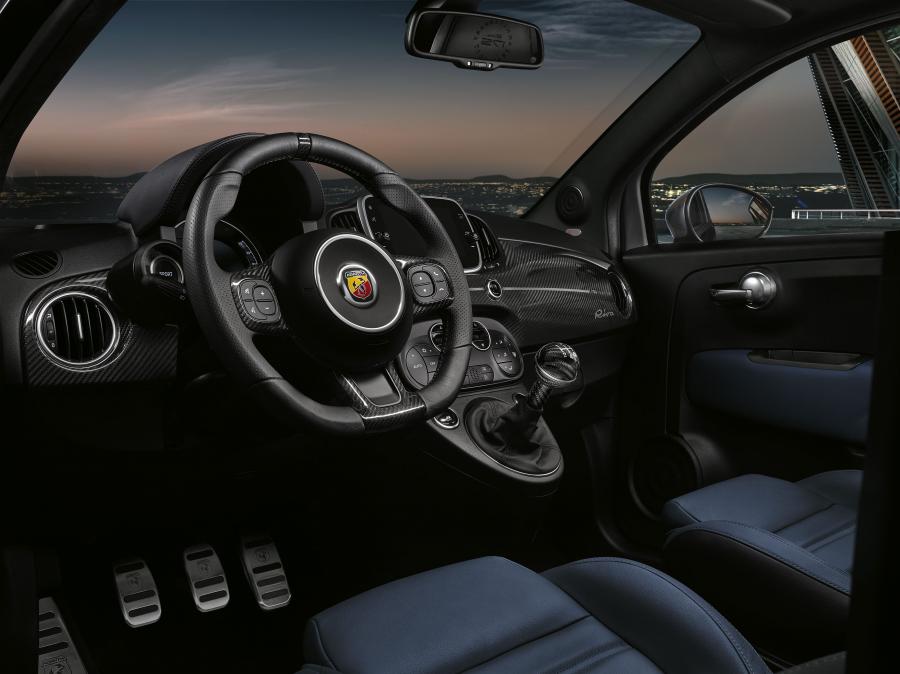 Интерьер Abarth 695 Rivale 175 Anniversary (312) 2017 года  (фото 17 из 23)